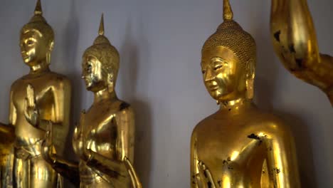 Goldenen-Buddha-Statuen-in-der-Zeile-im-Wat-Pho,-Bangkok-City,-Thailand