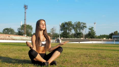 La-chica-es-meditando.