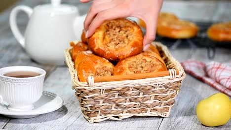 Offenen-Brötchen-mit-Äpfeln,-Vatrushka-und-Shtreyzelem.