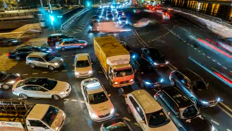 atasco-de-tráfico-de-la-noche-en-el-lapso-de-tiempo-de-cruce