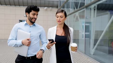 Gente-de-negocios-va-a-trabajar-con-teléfono-y-café-en-la-calle