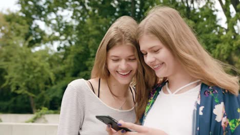 Junge-Damen-mit-einem-Telefon-in-der-Stadt