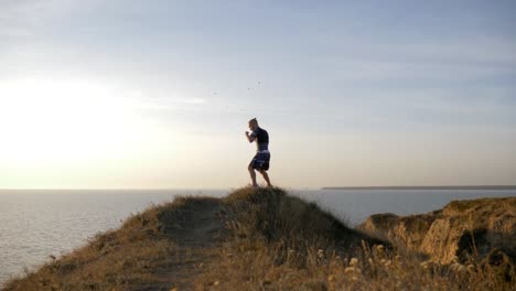 entrenamiento-de-deportes-de-aire-libre,-hombre-luchador-joven-practicando-golpes-antes-de-la-competencia-en-el-entrenamiento-en-colina-cerca-de-río