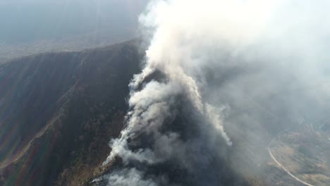 Aufnahmen-von-einem-Berg-in-dichten-Rauch-bedeckt