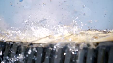 Splashing-water-drops-in-slow-motion-180fps