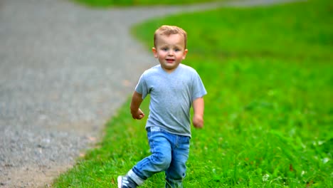 un-niño-corre-por-el-Parque