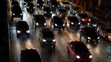 Autos-im-Verkehr-Stau-in-der-Nacht-in-der-Stadt