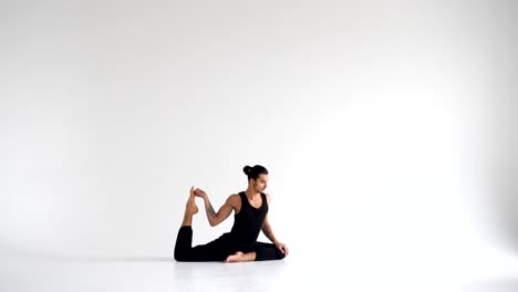 Hombre-practicar-asana-de-yoga-intenso