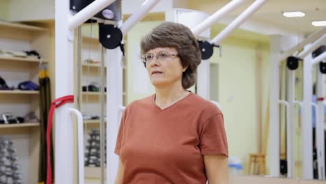 Senior-mujer-haciendo-ejercicios-en-gimnasio.