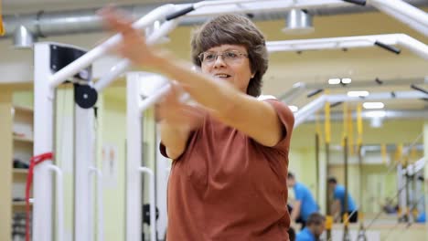 Senior-mujer-haciendo-ejercicios-en-gimnasio.