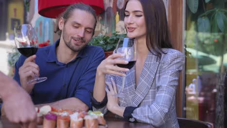 Personas-en-el-restaurante.-Pareja-bebiendo-vino-en-cena-romántica