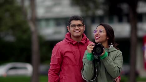 Couple-taking-pictures-of-sights-while-on-holiday-in-new-city.