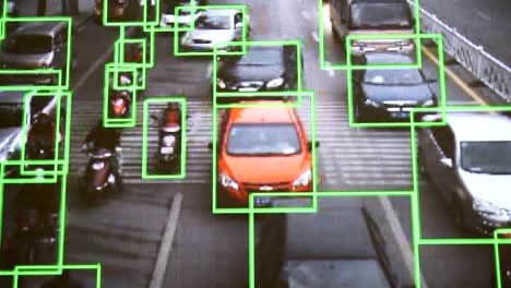 CCTV-Kamera.-Echtzeit-Verfolgung-von-Fahrzeugen-und-Menschen-auf-der-Straße.-Authentisches,-pixeliges-Bild-von-einem-realen-Monitor.