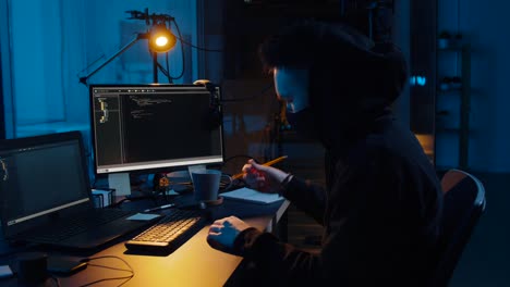 Hacker-nutzen-Computer-für-Cyber-Angriff-in-der-Nacht