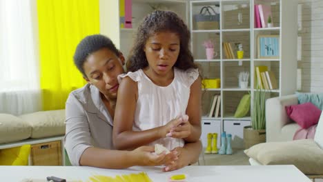 Chica-Negra-Modelando-Plastilina