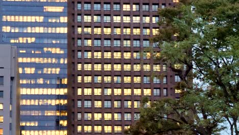 Luces-amarillas-de-las-ventanas-de-cristal-de-los-edificios-de-Tokio