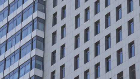 Exterior-estableciendo-toma-de-un-edificio-de-apartamentos.-Edificio-residencial-exterior-con-fondo-celeste-azul.-El-edificio-cuenta-con-exterior-con-pequeños-balcones