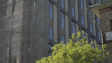 Exterior-establishing-shot-of-a-New-York-style-apartment-building-during-the-day.-Windows-and-the-brick-facade