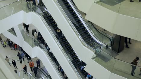 Menschen-gehen-auf-der-Rolltreppe