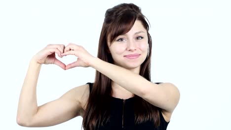 Signo-de-corazón-por-joven-en-el-amor,-fondo-blanco