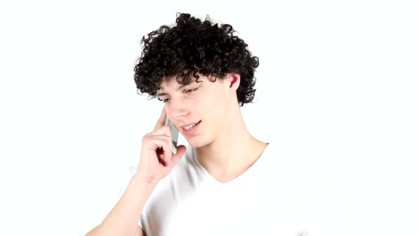 Telefon-Talk-von-jungen-Mann-mit-lockigen-Haaren,-Teilnahme-an-Call