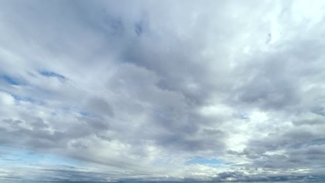 Schöne-Wolkengebilde-und-Sonne-Strahlen,-die-Wolke-zu-durchbrechen.