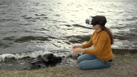 Eine-junge-Frau-nutzt-virtual-Reality-Brille-neben-starken-Wellen.