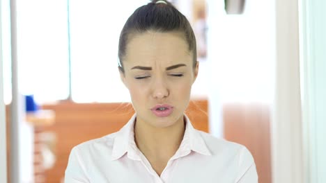 Mujer-enojada-frustrada-gritando-en-oficina