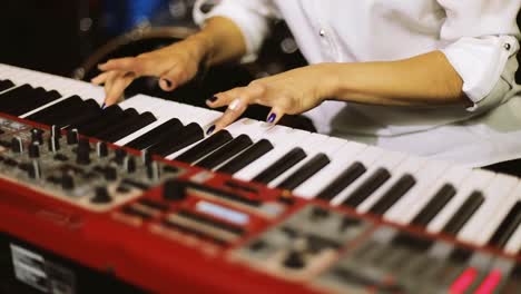 Hands-Playing-Piano