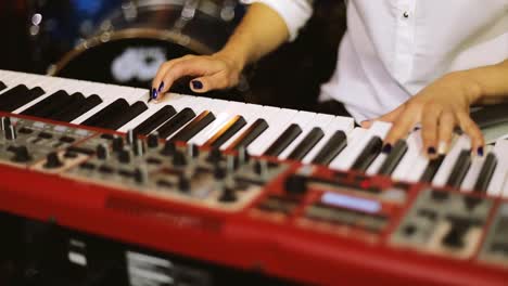 Hands-Playing-Piano