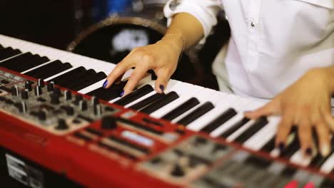 Hands-Playing-Piano