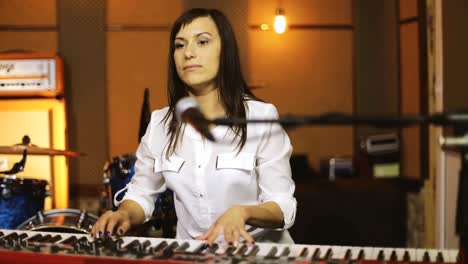 Woman-Playing-the-Piano