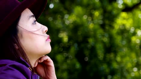 Closeup-Portrait-von-traurig-deprimiert-junge-asiatische-Frau-outdoor