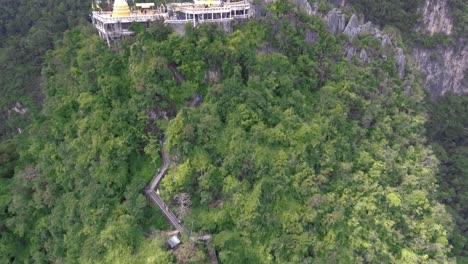 Imágenes-de-Drone-de-Wat-Tham-Sua-(templo-de-la-cueva-del-tigre)-en-Krabi,-Tailandia