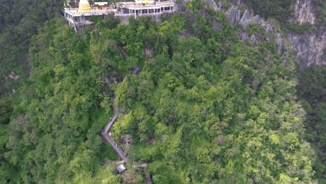 Drohne-Aufnahmen-von-Wat-Tham-Sua-(Tiger-Cave-Tempel)-in-Krabi,-Thailand