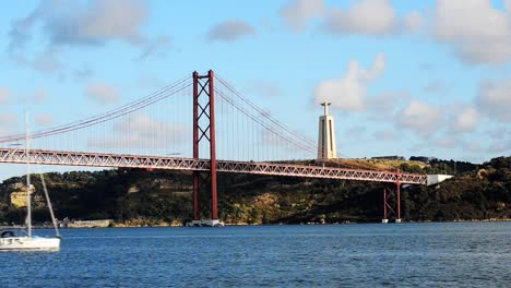 Brücke-des-25.-April-in-Lissabon.