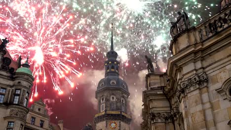 Fuegos-artificiales-de-la-Hofkirche-o-Catedral-de-la-Santísima-Trinidad-y-día-de-fiesta---iglesia-barroca-de-Dresden,-Sachsen,-Alemania