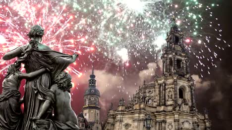 Skulptur-auf-das-Brühl-Terrasse-und-Hofkirche-oder-Kathedrale-der-Heiligsten-Dreifaltigkeit-und-Urlaub-Feuerwerk---Barockkirche-in-Dresden,-Sachsen,-Deutschland