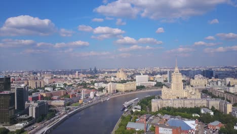 Russlands-sonniger-Tag-Moskau-Fluss-Zentrum-Antenne-Stadtpanorama-4k