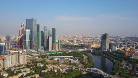 Russlands-sonniger-Tag-Moskau-moderne-Stadt-Fluss-aerial-Panorama-4k