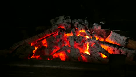 Detail-des-Feuers-in-der-Firepace.-Schwenken.