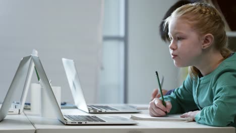 Niños-en-clase-escribiendo