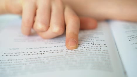 Niña-linda-lectura.-Cámara-lenta.