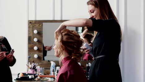 Make-up-Artist-und-Friseur-dienen-den-Kunden