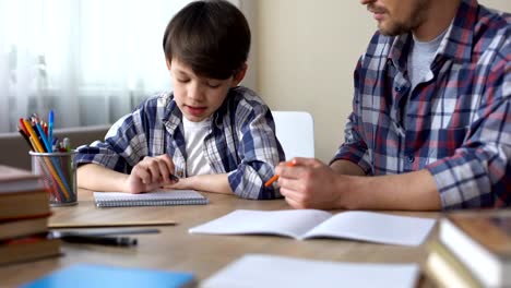 Padre-e-hijo-hacer-la-tarea-juntos,-papá-explicando-la-tarea,-la-escuela-de-educación