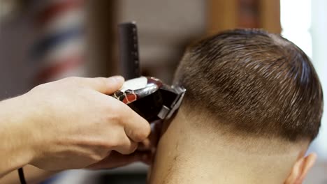 Barber-cuts-hair-with-electric-razor