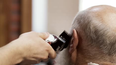 Process-of-making-hairstyle-to-old-man