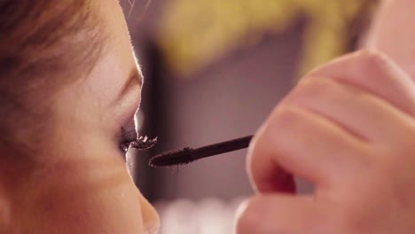 The-makeup-artist-applying-mascara