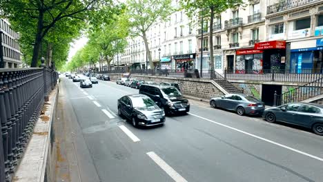 Tráfico-en-el-boulevard-Saint-Martin-en-París,-Francia