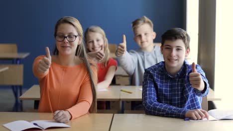 Studenten,-auftauchend-Daumen-auf-Lektion-in-der-Schule